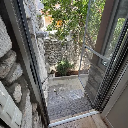 Mani Spot Uper Apartment